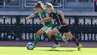 Die Werder-Spielerin Melina Kunkel kämpft mit der Nürnbergerin Franziska Mai um den Ball.