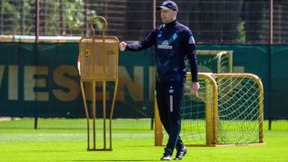 Ole Werder gibt ein Kommando im Training.
