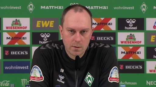 Zu sehen ist der werder Trainer Ole Werner während der PK vor dem Köln spiel.