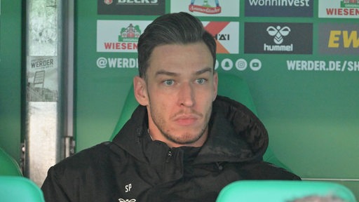 Jiri Pavlenka sitzt auf der Ersatzbank im Weser-Stadion.
