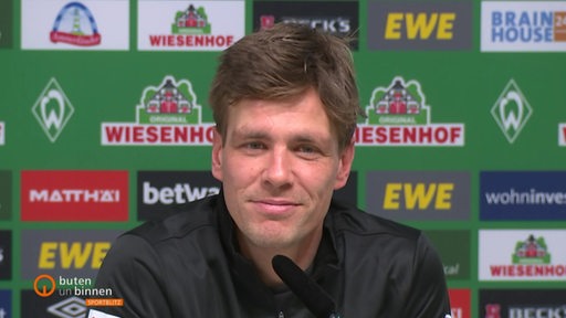 Clemens Fritz auf der Presse Konferenz für den Vorbericht von Werder. 