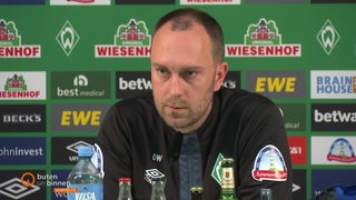 Werder Trainer Ole Werner auf der Pressekonferenz in Bremen. 