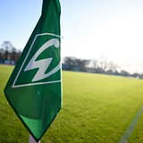 Eine Eckfahne mit Werder-Logo ist auf Platz 11 zu sehen.