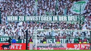 Auf einem Banner in der Ostkurve steht "Nein zu Investoren in der DFL!".