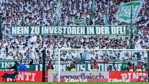 Auf einem Banner in der Ostkurve steht "Nein zu Investoren in der DFL!".