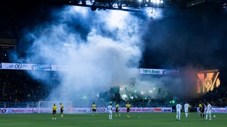 Werder-Fans zünden auswärts in Dortmund Pyrotechnik. 