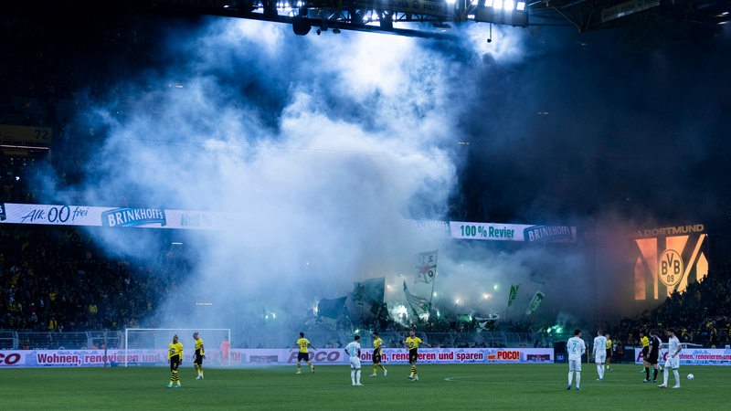Werder-Fans zünden auswärts in Dortmund Pyrotechnik. 