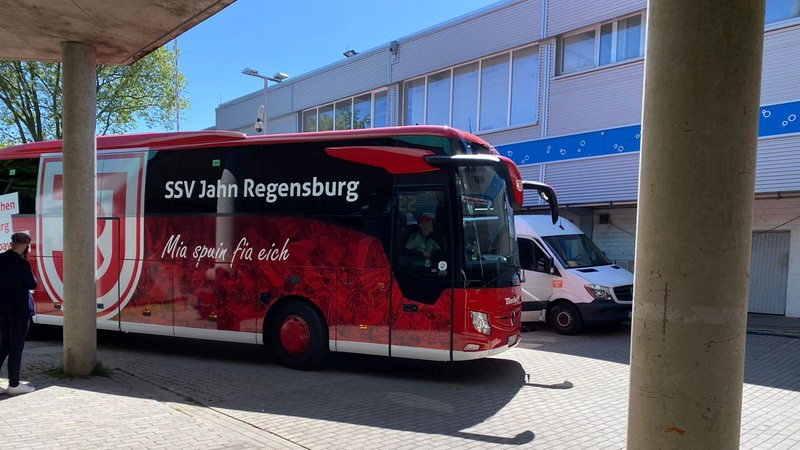 Der Bus mit der Regensburger Mannschaft kommt am Weser-Stadion an.