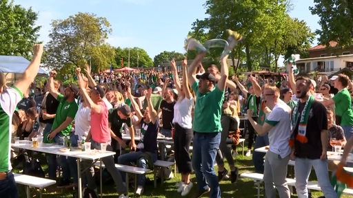 Werder-Fans jubeln zum 2:0