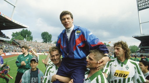 Otto Rehhagel wurd von Mario Basler und Ulli Borowka aus dem Weser-Stadion getragen. 