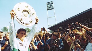 Otto Rehhagel hält 1988 die Meisterschale hoch.
