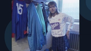 Ein Spieler von Hansa-Rostock trägt ein trikot mit einem Aufdruck von Milka.