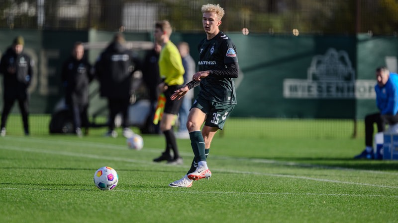 Leon Opitz spielt einen Pass.