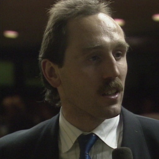 Jonny Otten 1990 im Anzug im Interview.