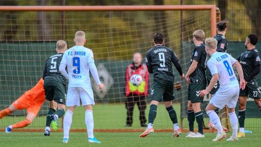 Ein Schuss geht beim Testspiel gegen Rostock ins Bremer Tor.