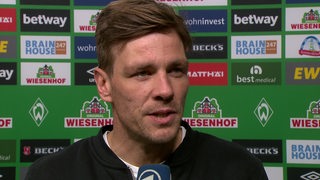 Werders Sportlicher Leiter Clemens Fritz nach dem Schalke-Spiel beim Interview.