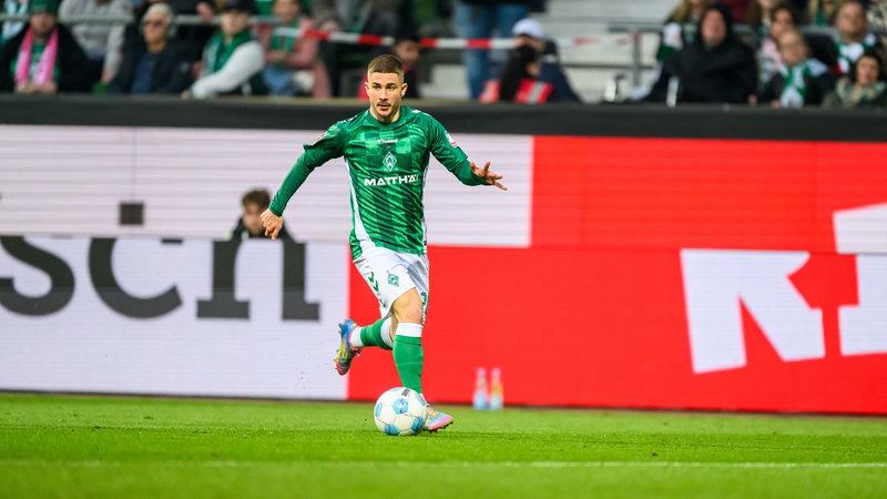 Romano Schmid im Dribbling imSpiel gegen Eintracht Frankfurt.