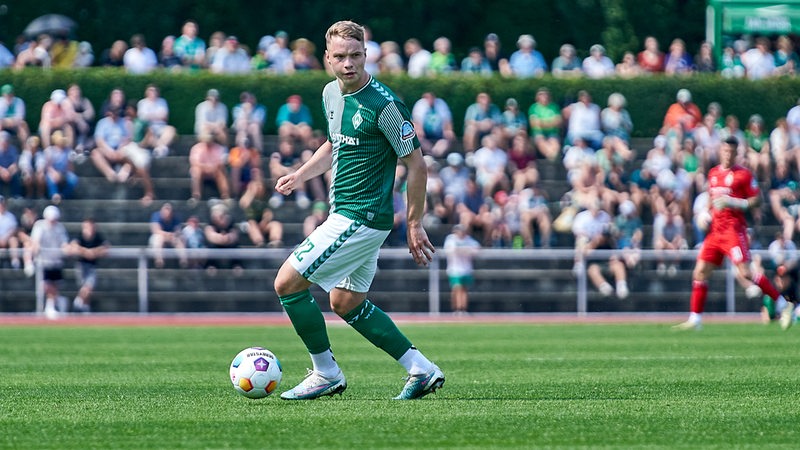 Niklas Schmidt in einem Testspiel am Ball.