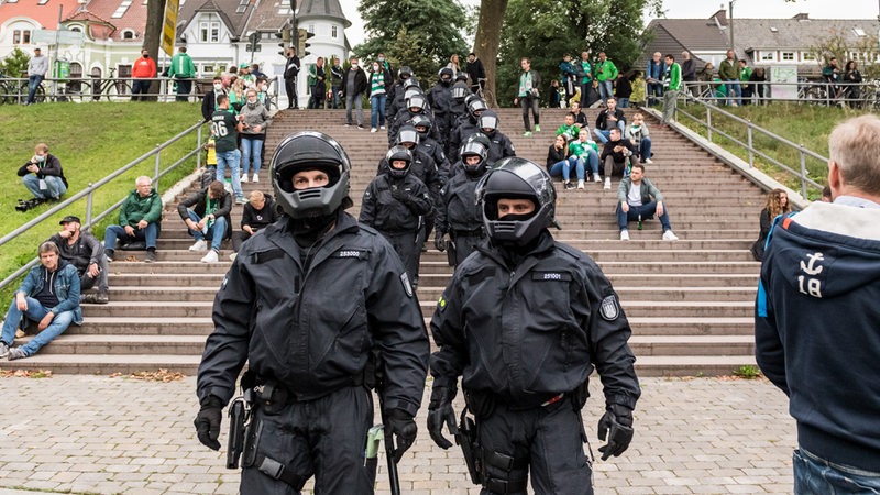 Zwei Polizisten in Uniform mit Helm am Weser-Stadion