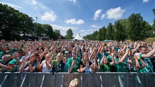 Beim "Tach der Fans" klatschen zahlreiche Werder-Fans in die Hände.