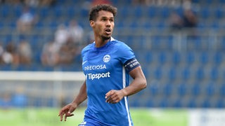 Theodor Gebre Selassie läuft für Slovan Liberec über den Rasen.