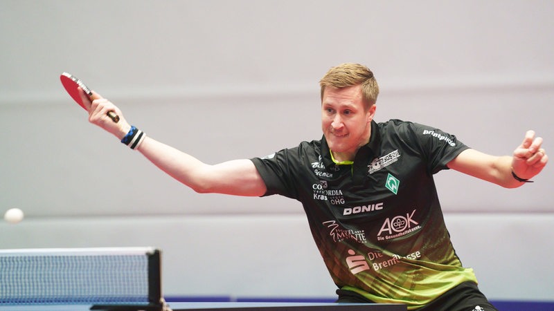 Werders Tischtennis-Spieler Mattias Falck schlägt einen Ball mit der Rückhand übers Netz.