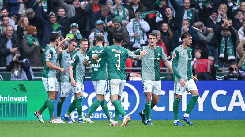 Die Werder-Spieler feiern das 1:0 gegen Union Berlin.