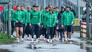 Werder-Spieler gegen zum Trainingsplatz.