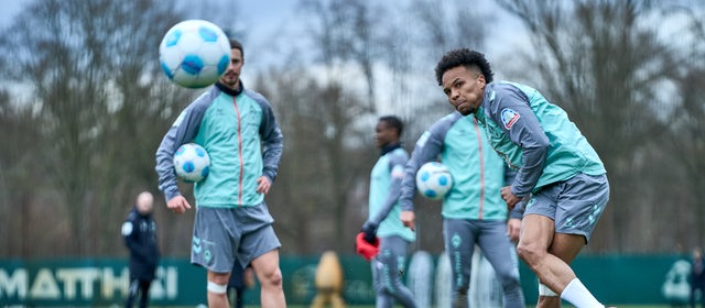 Felix Agu schießt im Training auf das Tor.
