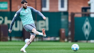 Oliver Burke schießt im Training auf das Tor.