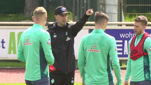 Werder Trainer Ole Werner mit seiner Mannschaft auf dem Übungsplatz.
