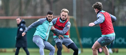 André Silva führt im Training mit Amos Pieper und Jens Stage einen Zweikampf um den Ball. 