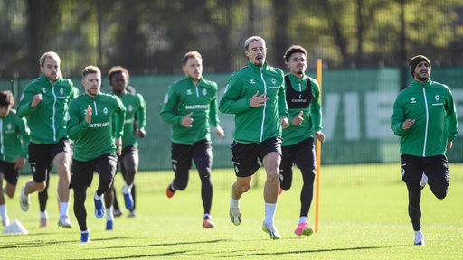 Die Werder-Spieler sprinten im Training.