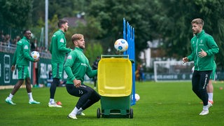 Niclas Füllkrug nimmt im Training bei einer Übung einen hohen Ball an. 