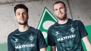 Ilia Gruev und Marvin Ducksch posieren im Trikot.