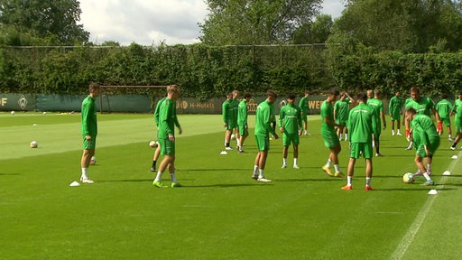Die Werder-Spieler der U23 beim Training auf dem Spielfeld.