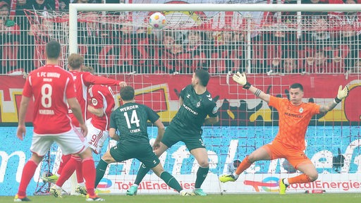 Werder kassiet ein Gegentor gegen Union Berlin. Michael Zetterer kann den Schuss nicht abwehren und Senne Lynen und Milos Veljkovic können dem Ball nur hinterherschauen.