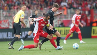 Jens Stage führt einen Zweikampf mit Berlins Christopher Trimmel.