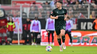 Milos Veljkovic im Sprint mit dem Ball am Fuß.