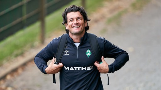 Nelson Valdez lächelt auf Werders Trainingsgelände.