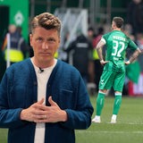Moderator Felix Ilemann ist vor einem Spielbild von Werder Bremen zu sehen.