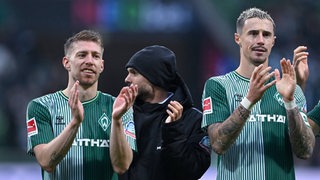 Die Werder-Spieler Mitchell Weiser, Leonardo Bittencourt und Marco Friedl applaudieren dem Publikum.