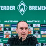 Ole Werder sitzt auf dem Podium bei der Pressekonferenz vor dem Spiel in Köln. 