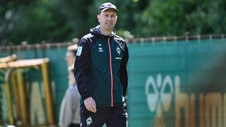 Ole Werner läuft beim Training über den Platz. 