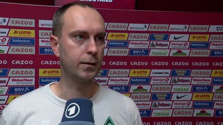 Werder-Trainer Ole Werner beim Interview nach dem Spiel in Freiburg.