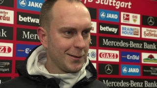 Werder-Trainer Ole Werner lächelt beim Interview nach dem Sieg im Stuttgart.