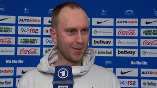 Werder-Trainer Ole Werner vor einer Werbewand beim Interview nach dem Spiel gegen Hertha.