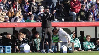 Ole Werner applaudiert am Spielfeldrand