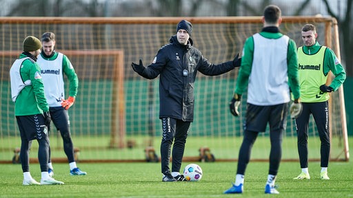 Ole Werner gibt im Training eine Anweisung.