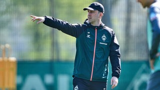 Ole Werner gibt im Training ein Kommando.